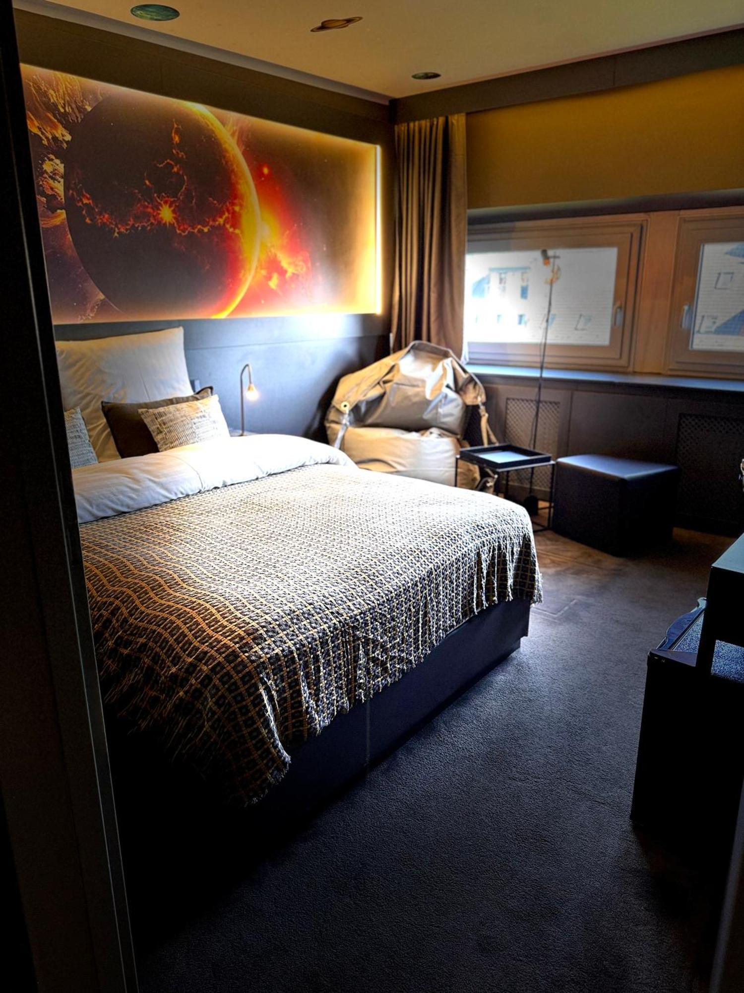 Cosmos 6-Bed Room